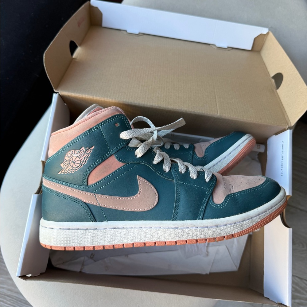 Nike Women's Sneakers in Teal and Peach